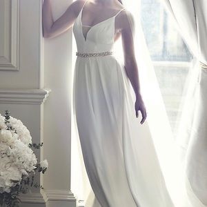 Brand New Size 6 Wedding Gown - Unaltered